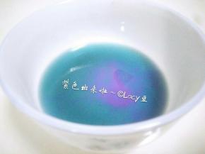 滴入柠檬汁，可得紫色茶水。