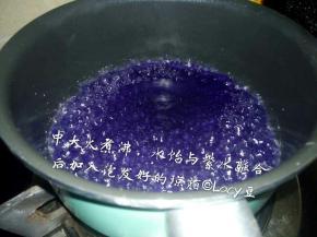 紫水与水饴倒入奶锅中，搅拌均匀，开中大火煮沸，加入泡发好并沥干水的琼脂，持续搅拌至琼脂完全融化。关火，稍微放凉一下，用勺子背面，将紫水引流至模具内。