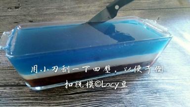 模具从冰箱内取出，用小刀刮一下模具内壁，以便于快速倒扣脱模。