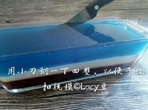模具从冰箱内取出，用小刀刮一下模具内壁，以便于快速倒扣脱模。