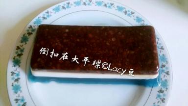 较平的大碟子盖在模具开口处，压紧，迅速翻转，轻拍倒扣着的玻璃模具，使羊羹稳稳落在碟子上。再用一个平碟轻压羊羹，可以实现二次翻转倒扣。