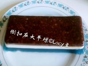 较平的大碟子盖在模具开口处，压紧，迅速翻转，轻拍倒扣着的玻璃模具，使羊羹稳稳落在碟子上。再用一个平碟轻压羊羹，可以实现二次翻转倒扣。
