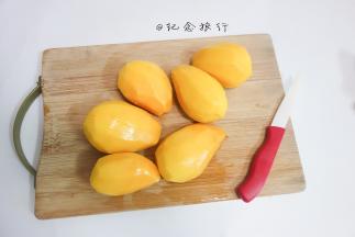 芒果去皮切片，部分切大颗粒备用