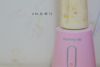 所有材料加入料理机打均匀，有奶油加入可以增加奶香味而且口感更好不会有冰碴，料理机打了会让整个芒果泥变得很顺滑，吃起来更像雪糕，