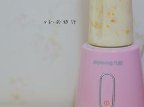 所有材料加入料理机打均匀，有奶油加入可以增加奶香味而且口感更好不会有冰碴，料理机打了会让整个芒果泥变得很顺滑，吃起来更像雪糕，