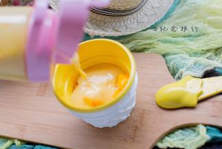 打好的芒果泥先放一些芒果粒在碗里再倒上芒果泥，冷冻一夜即可