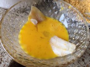 先在鸡蛋里裹下；