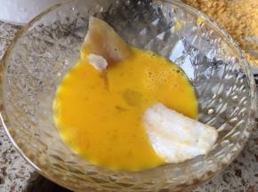 先在鸡蛋里裹下；