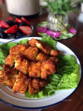 炸至两面金黄，出锅，沥去多余的油，切成小块，撒点孜然和胡椒粉，就可以了。