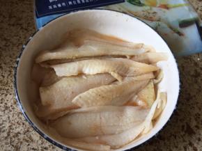 全部搅拌均匀，给鱼按摩，盖上保鲜膜，冷藏4小时以上；