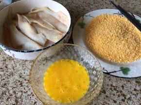 准备鸡蛋液、面包糠，还有腌制好的鲽鱼；