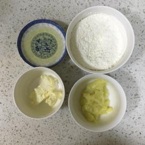 奶油奶酪室温软化一下，搅打顺滑，土豆与大蒜料理机打成泥