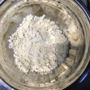 先用筷子搅拌，然后用手搓成粗玉米面状态