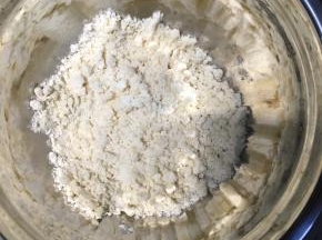 先用筷子搅拌，然后用手搓成粗玉米面状态