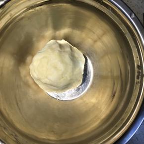 如果面团太干适量加一些牛奶，揉成面团即可