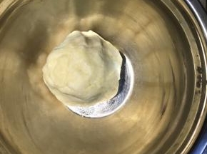 如果面团太干适量加一些牛奶，揉成面团即可