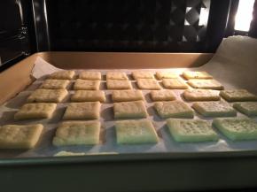 烤箱提前预热170度，上下火，烤15分钟