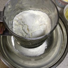 低筋面粉、玉米淀粉、小苏打、盐，混合均匀，过筛加入到容器内