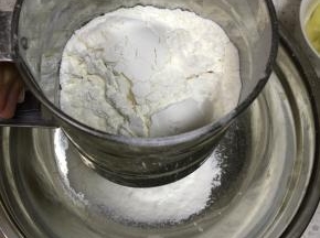 低筋面粉、玉米淀粉、小苏打、盐，混合均匀，过筛加入到容器内