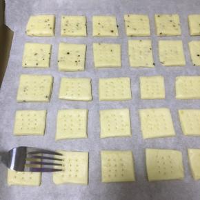 切割成方片，用叉子按上小孔