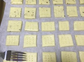 切割成方片，用叉子按上小孔