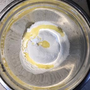 混合粉类中倒入橄榄油