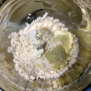 加入奶油奶酪和大蒜土豆泥