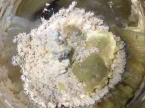 加入奶油奶酪和大蒜土豆泥
