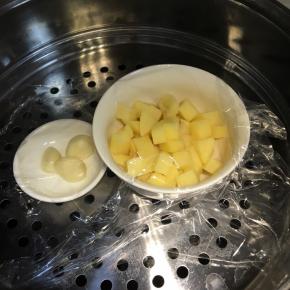 土豆去皮切丁，大蒜去皮，上锅蒸30分钟，蒸熟透