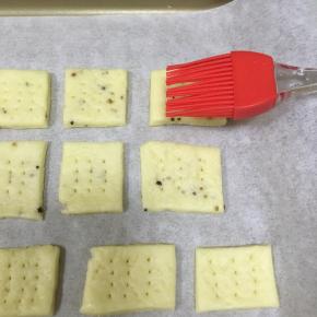 刷一层清水，适量均匀撒上一点点盐