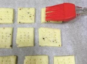 刷一层清水，适量均匀撒上一点点盐