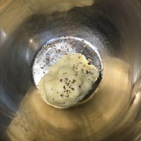 取一半面团加入适量黑胡椒碎，揉匀