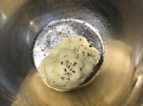 取一半面团加入适量黑胡椒碎，揉匀
