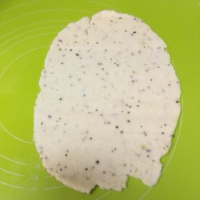 面团擀成5mm左右的薄片