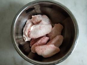 鸡翅自然解冻。