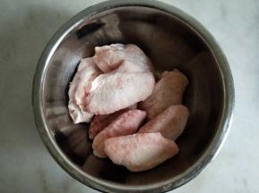 鸡翅自然解冻。