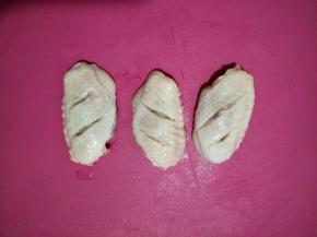 洗干净，在两面都划上两刀。