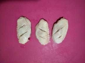 洗干净，在两面都划上两刀。