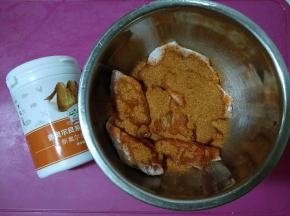 加入奥尔良腌料。