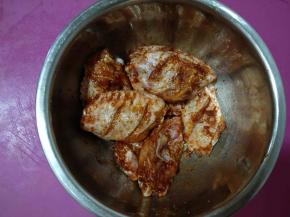 用手将腌料抹在每个鸡翅上，可以加少量水。