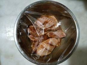 盖保鲜膜入冰箱冷藏10个小时以上。