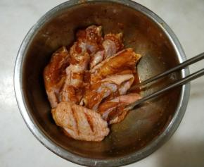 中间每隔2小时取出翻拌一下，翻拌2-3次左右。