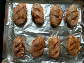 烤盘铺锡纸，放入烤翅。