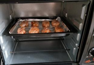 预热烤箱200度烤箱中层烤30分钟。