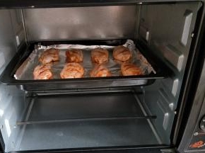 预热烤箱200度烤箱中层烤30分钟。