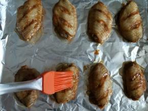 鸡翅烤到15分钟左右取出，两面刷上蜂蜜水，再继续烤15分钟。