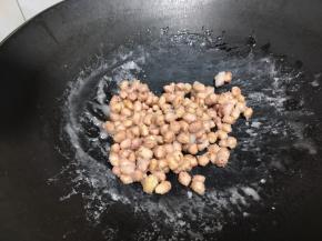 一直炒到糖霜凝固。炒的非常吃力就差不多了。趁热把粘连在一起的掰开就行哦。