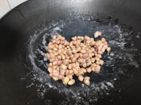 一直炒到糖霜凝固。炒的非常吃力就差不多了。趁热把粘连在一起的掰开就行哦。