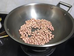 炒锅加热放花生米小火炒炒香。