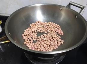 炒锅加热放花生米小火炒炒香。